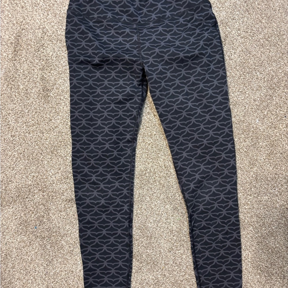 Vineyard Vines Black Whale Tail Patterned Performance Leggings